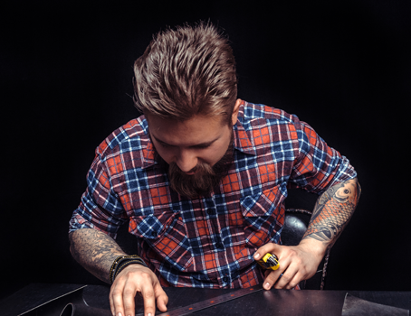 Sattler bei der Arbeit